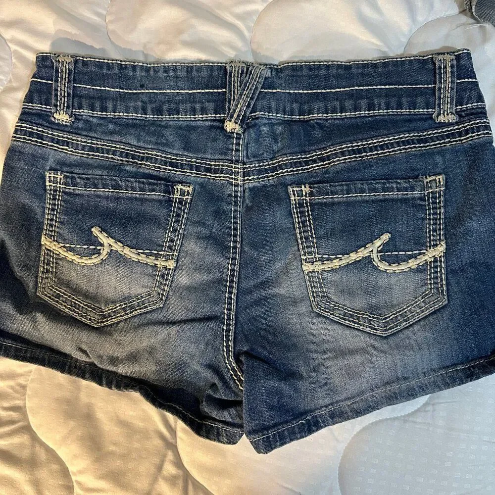 New Boundaries Denim Shorts Size 13 Embroidered Pockets NWT